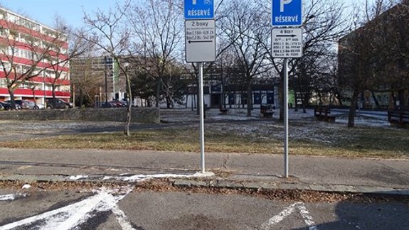V Karlovej Vsi znížia počet vyhradených parkovacích miest pre zdravotne postihnutých