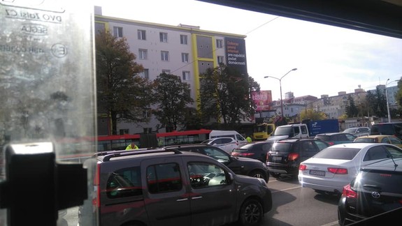 FOTO: Na rušnej križovatke sa zrazili dve autá: Dodávku odhodilo do autobusu