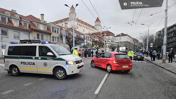 Doprava v okolí národnej rady je pre protest dočasne obmedzená, MHD odklonili