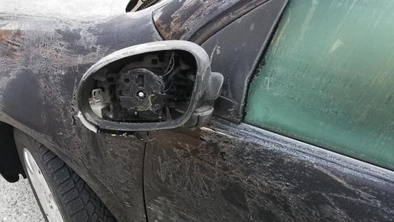 V Devínskej Novej Vsi si majiteľka našla takto doškrabané auto, vinník zmizol bez stopy