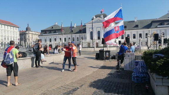 FOTO: Na Hodžovom námestí je zatiaľ pokoj, protestujúci však neodišli