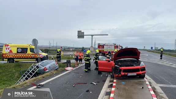Na križovatke diaľnic D2 a D4 sa zrazili dve osobné autá, do nemocnice previezli 7-ročné dieťa