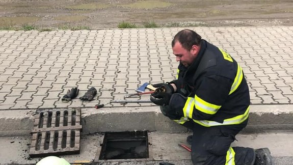 V Ružinove zachraňovali malú kačičku z kanála. A výsledok?