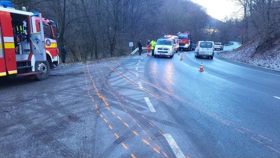 Doprava: Vodiči upozorňujú na dve nehody a šmykľavú vozovku na Pezinskej Babe