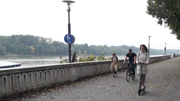 Ste za? Iniciatíva Bratislavčanov žiada ochranu chodcov na zdieľaných chodníkoch a promenádach