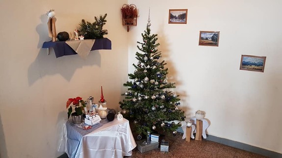 V chodbe paneláku na Hanulovej urobila mladá rodinka takéto vianočné prekvapenie pre susedov