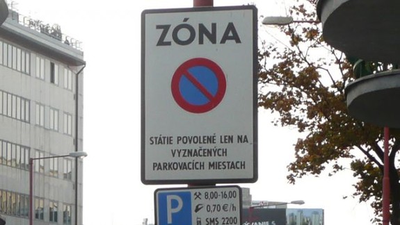 V zóne sa parkovať na chodníku nesmie