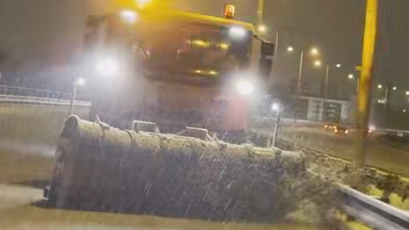 Diaľničiari zasahovali celú noc, v Bratislave použili 240 ton posypu