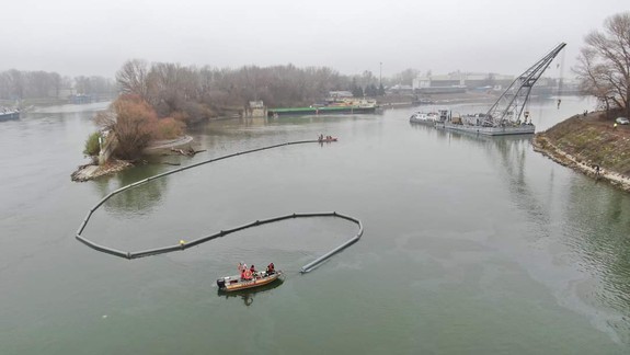 FOTO: Na Dunaji odstraňujú potopený remorkér