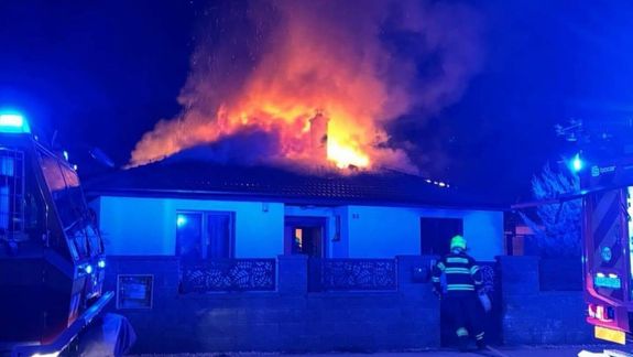 Pri požiari rodinného domu v Slovenskom Grobe vyhasol život ženy