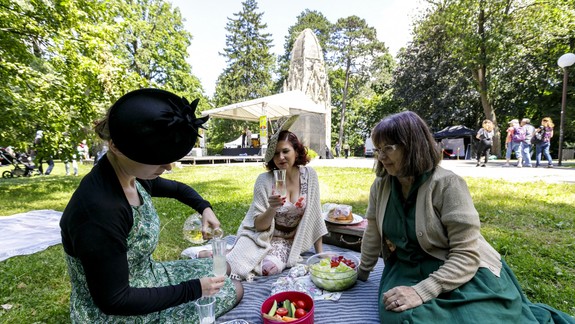 FOTO: Elegancia ako za starých čias. Pozrite si, ako to vyzeralo na dobovom pikniku