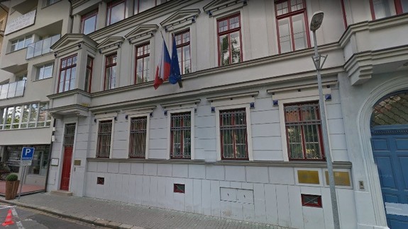 FOTO: Rozruch na Hviezdoslavovom námestí: Z českého veľvyslanectva hasiči evakuovali ľudí cez okno!