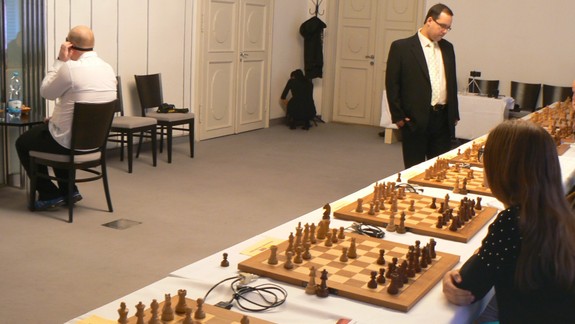 Neuveriteľné: Šachový veľmajster naslepo odohral v Zichyho paláci 10 šachových partií