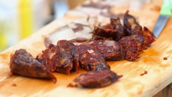 Klobasiáda: Vo Vlčom hrdle môžete v sobotu ochutnať pečenú dolnozemskú klbásku