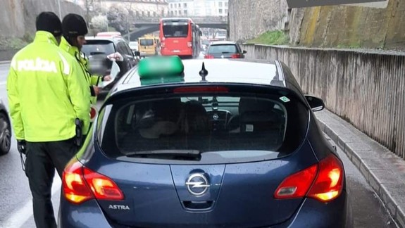 Policajti kontrolovali taxikárov v Starom Meste, zistili osem porušení zákona