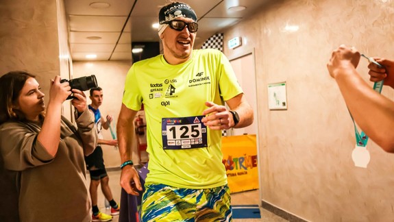 Populárny beh do schodov: Vybehnite na vrchol ďalšej výškovej budovy, preteky v netradičnom športe pokračujú