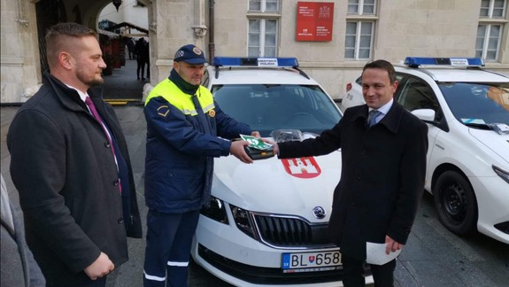 Dobrá správa: Mestská polícia získala päť defibrilátorov