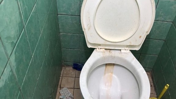 Hrôza: Takto vyzerajú záchody v jednom zo zdravotných stredísk v Bratislave
