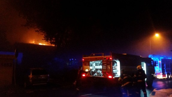 FOTO: Takto zničil oheň vagóny na stanici Nové Mesto - polícia ľudí varuje pred dymom z požiaru!