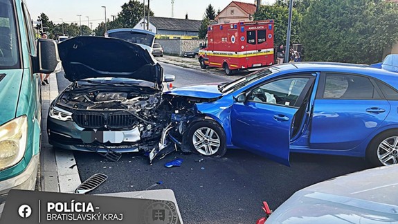 FOTO Dopravná nehoda v Rusovciach: Vodiči utrpeli zranenia