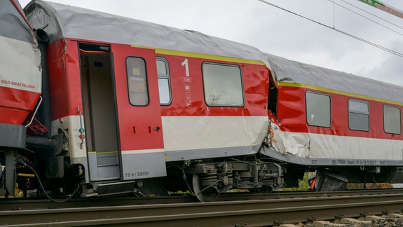 Kapacitu železničnej trate pri Pezinku po nedeľnom nešťastí plne obnovili