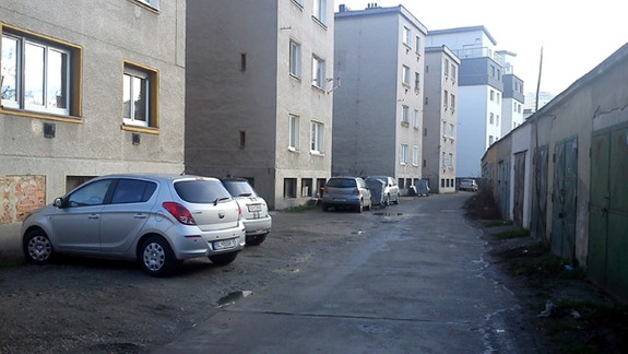 Ku kontajnerom na Miletičovej sa smetiari vždy nedostanú