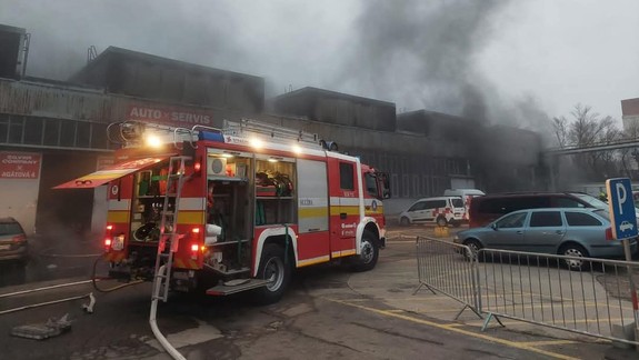Hasiči v akcii: V sobotu zasahovali v autoservise v Dúbravke