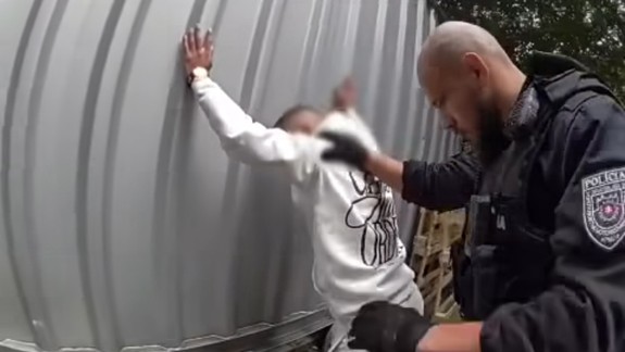 Spanikáril: Tomáš zbadal policajtov a začal utekať, následne u neho našli drogy