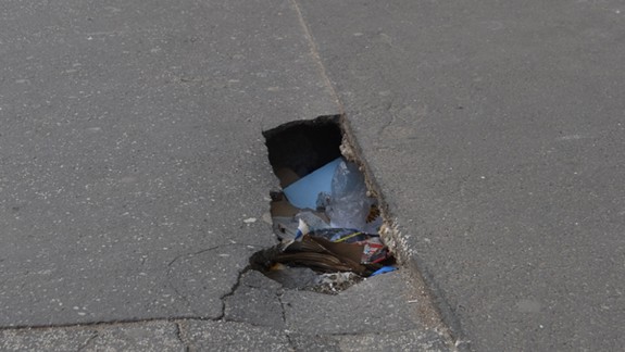 Na Štúrovej sa prepadol chodník, dieru niekto vypchal kartónom