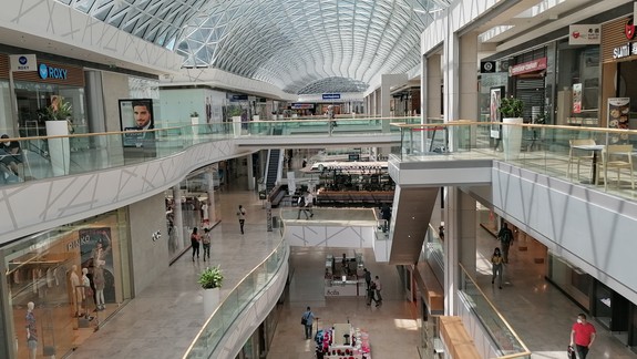 ÚVZ: Pravidlá pre vstupy do prevádzok v ružových a červených okresoch sa upravia