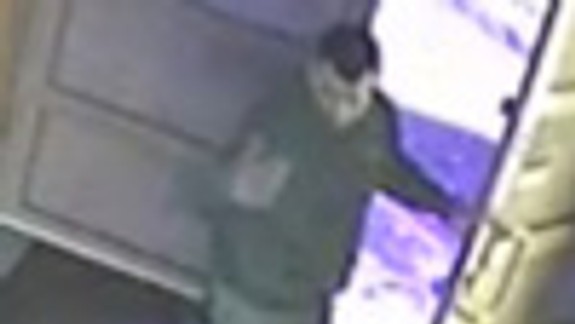 Po krádeži v herni pobodal na zastávke muža