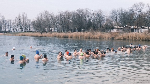 Vyjadrili solidaritu s ľuďmi bez domova: Dobroborci sa otužovali v ľadovej vode Zlatých pieskov