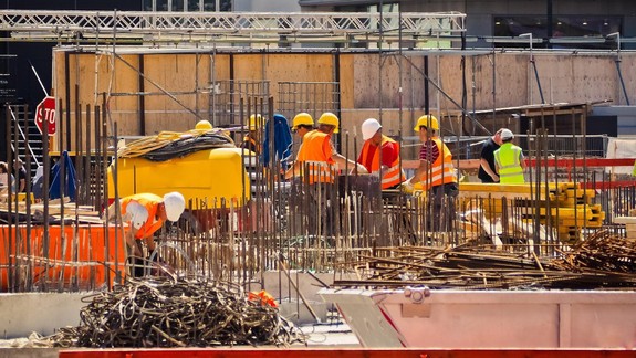 Odporná surovosť: Dvaja mladíci neďaleko Mosta Apollo surovo dobili muža