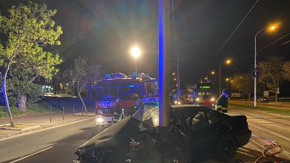 FOTO: Kuriózna nehoda na Ružinovskej - čierne BMW skončilo omotané okolo stĺpa na električkovej trati...