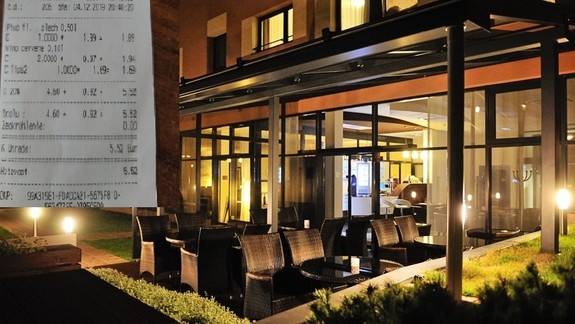 Sťažnosť na reštauráciu:  Hosťovi nablokovali tringelt za vetu po anglicky