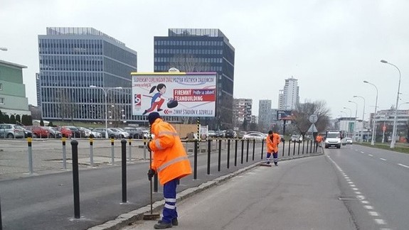 FOTO: Bratislavskí cestári dnes čistili krajnice a stredový pás Ružinovskej ulice