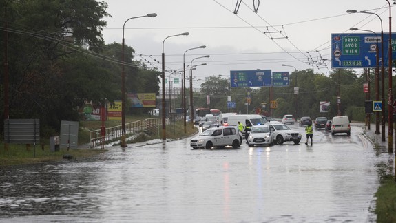 FOTO: Silné lejaky komplikovali dopravu v hlavnom meste: Podjazdy zatopilo, nepremávali električky a trolejbusy