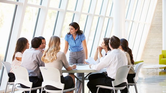 Trio motivačných faktorov, ktoré vašich zamestnancov doslova nakopnú