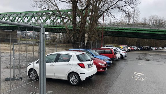 Parkovisko pod Starým mostom mesto oplotilo: Aké s ním má plány?