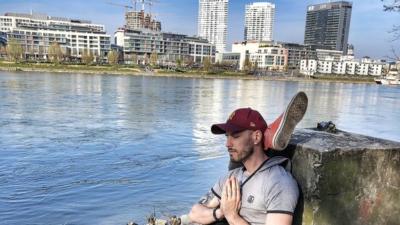 FOTO: Laci rozbíja predstavu o tom, ako má vyzerať učiteľ jogy