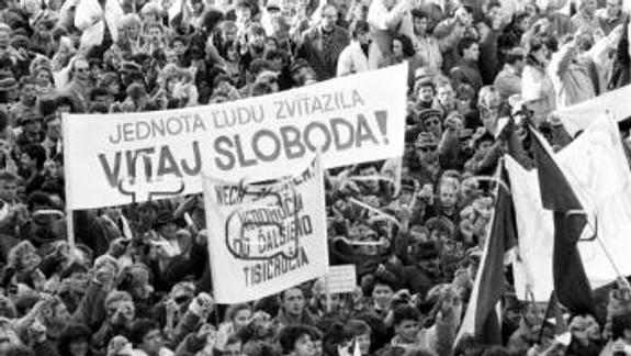 Úvodnú kapitolu Nežnej revolúcie napísali bratislavskí študenti už 16. novembra pred 35 rokmi: Tá napokon viedla k pádu režimu