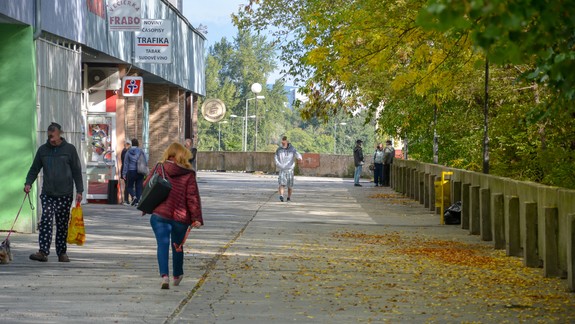 Je to vážne, ďalšia terasa sa rúca: V Petržalke spadlo zábradlie na Beňadickej