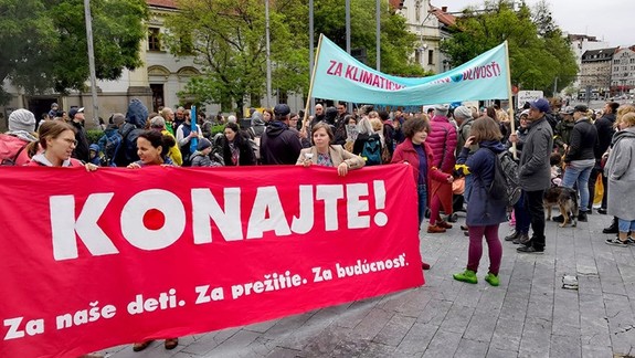 FOTO: Po študentoch za lepšiu klímu demonštrovali aj rodičia