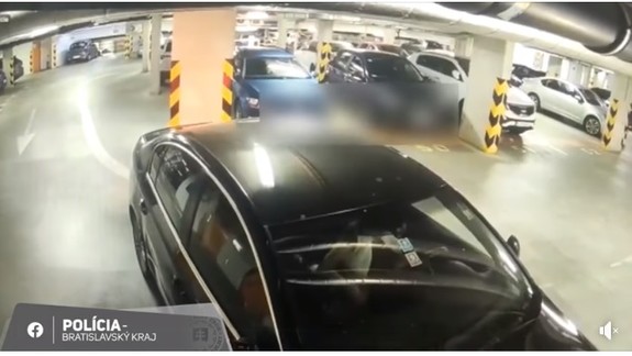 VIDEO: Na opitú vodičku v garáži privolal svedok jej jazdy policajtov