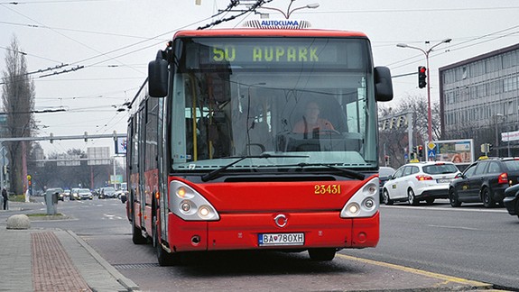Prepadnutú cestu na zastávke MHD magistrát stále nerieši
