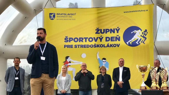 FOTO: Na Župnom športovom dni si pod dozorom Lašáka a Rančíka zasúťažilo vyše tisíc stredoškolákov