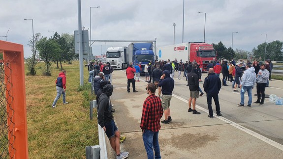 FOTO a VIDEO: Diaľničný hraničný priechod Jarovce - Kittsee dnes zablokovali kamionisti...