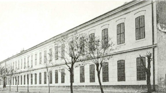 Drahé cigary šúľali ženy na stehnách