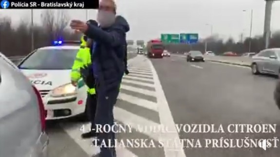VIDEO: Opitý hazardér na diaľničnom obchvate - Talian sa z auta doslova vypotácal!