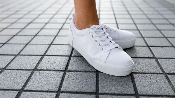 Mestská čistota – prečo sú biele dámske tenisky najdôležitejším kúskom sezóny